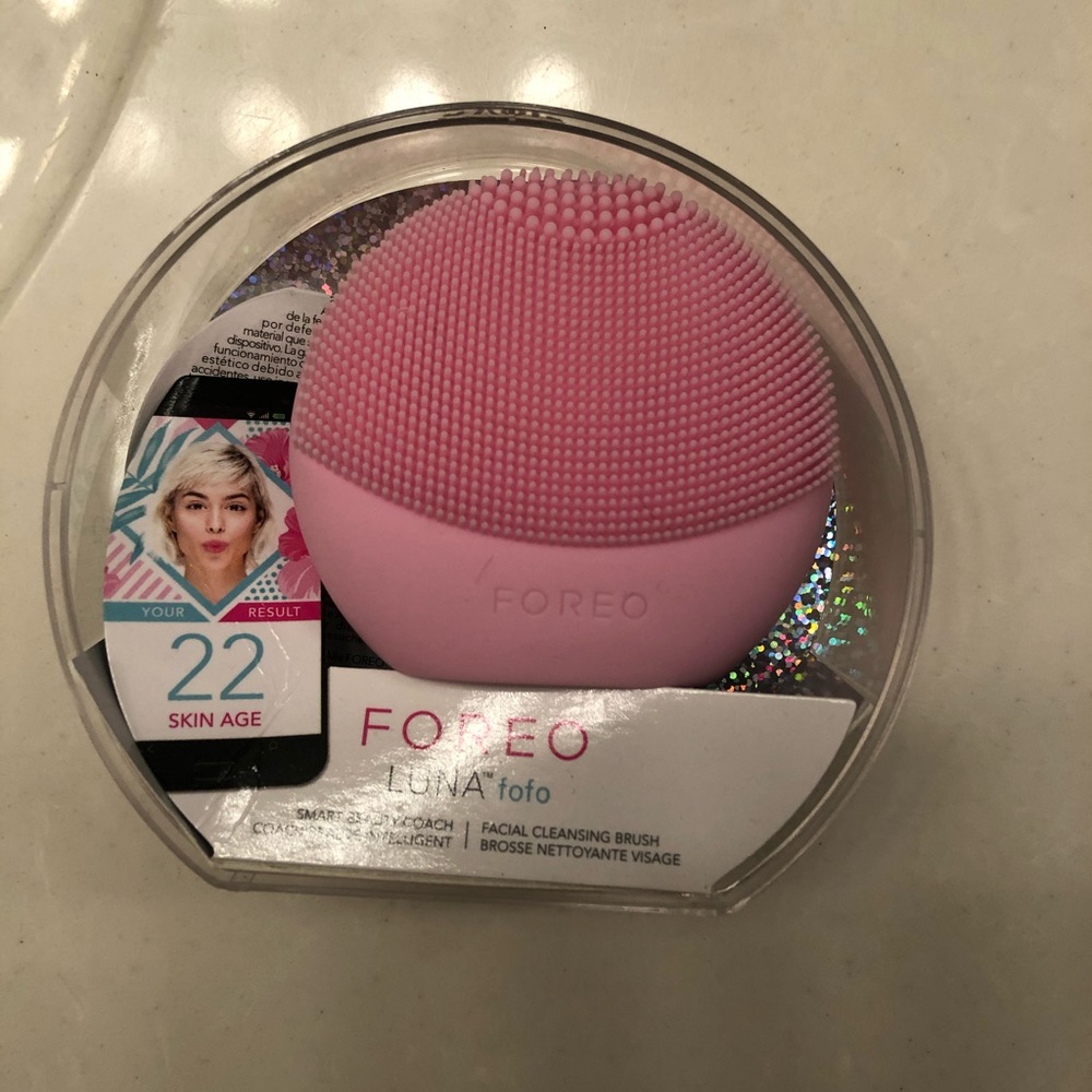FOREO LUNA facial massager